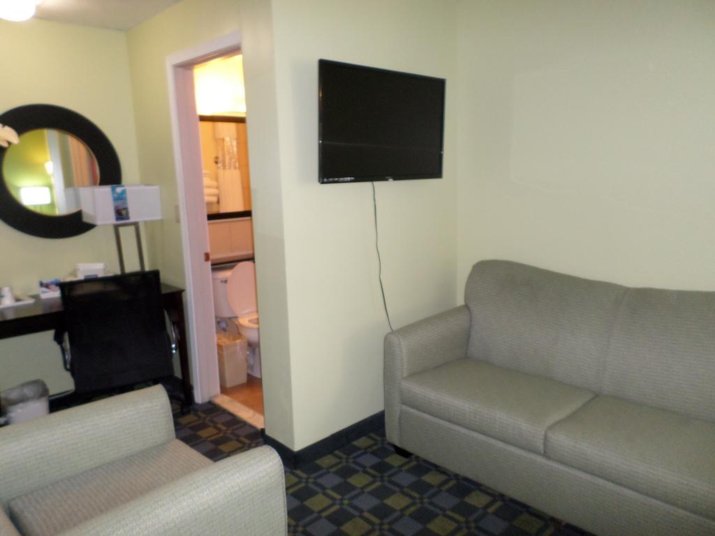 Travelodge By Wyndham Cleveland לייקווד מראה חיצוני תמונה